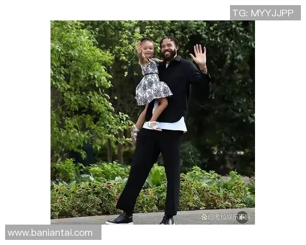 足球球星与太太甜蜜合照引热议 夫妻档闪耀全场展现浓情蜜意